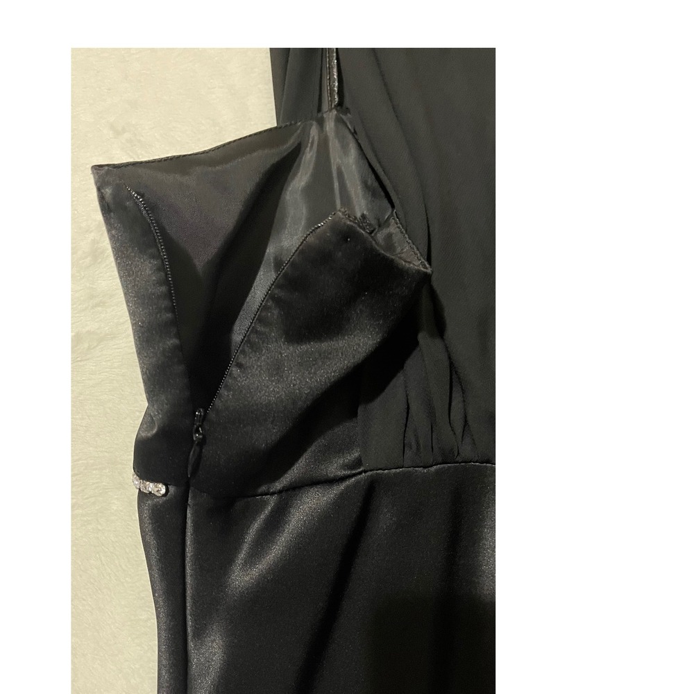 Elegant Black Sleeveless Dress - Picture 6 of 9